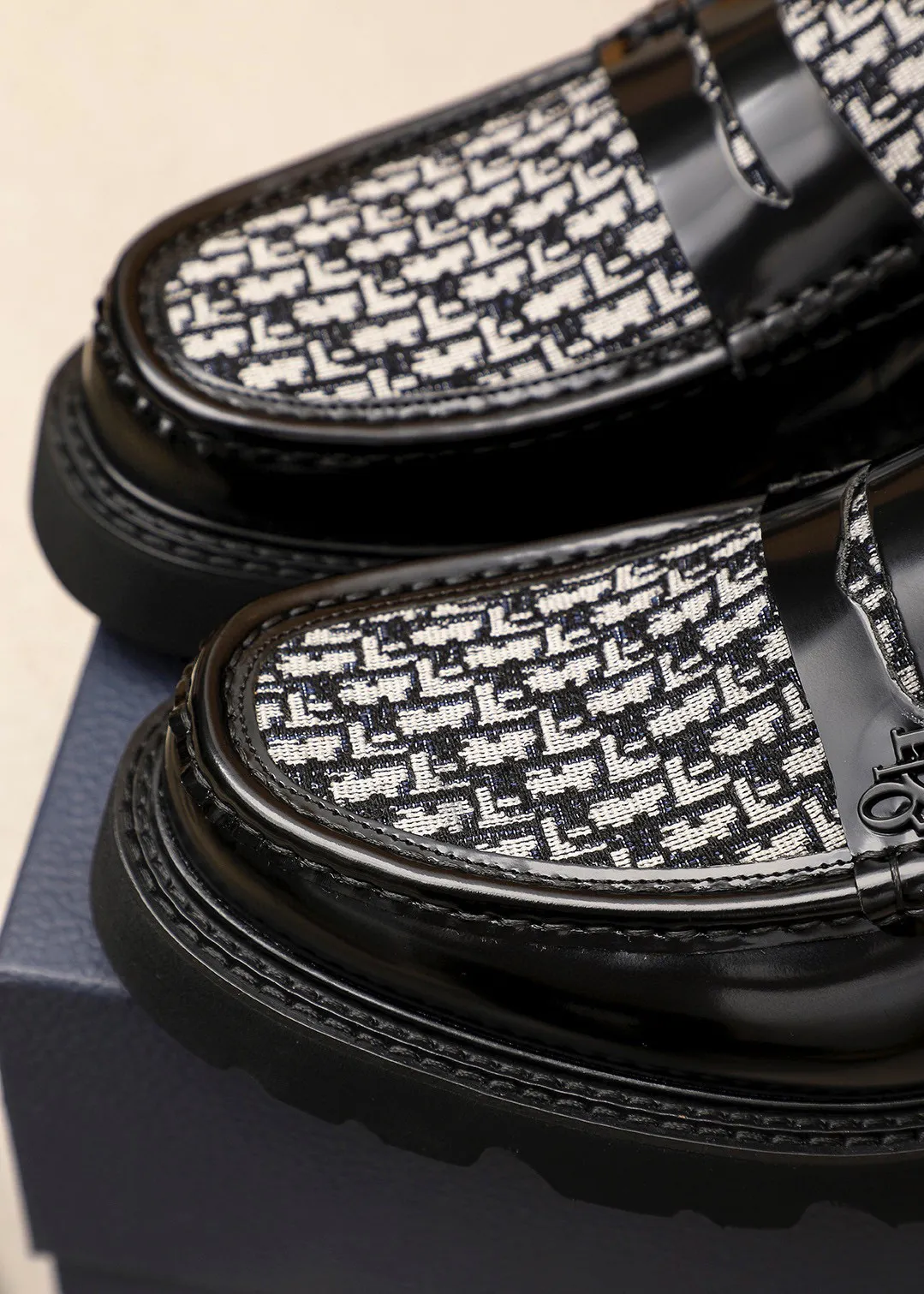 Men's shoes 💰480 💐 Product trademark: Dior "Dior" casual leather shoes Regular size: 39-44 (45🉑️customized) Product materials: Selected Italian imported first-layer calfskin upper, imported water-dyed 🐂 cowhide lining. Strong three-dimensional visual effect, original outsole color: 2 colors available
